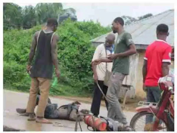 Exposed! See How Robber Beaten, Stripped Naked By Angry Mob